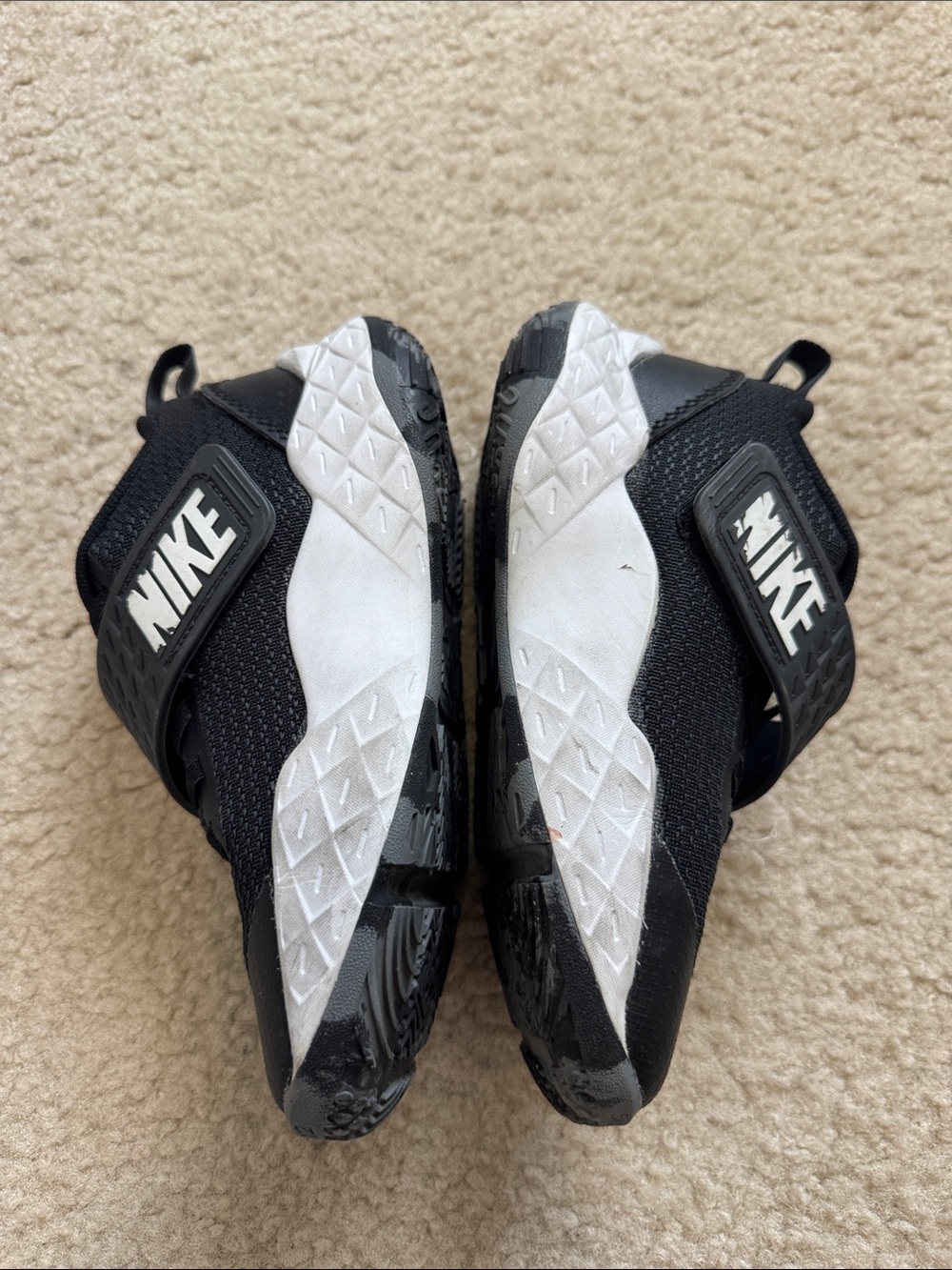 Nike Kids Black and White Team Hustle D 12 basketball shoes with strap - size 13 - Picture 3 of 10